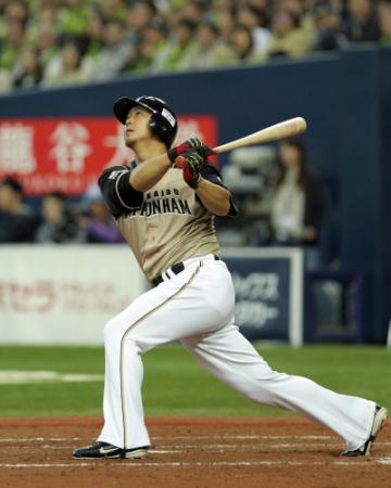 ５回日本ハム２死満塁、中田翔は左越えに満塁本塁打を放つ＝京セラドーム（撮影・山口　登）