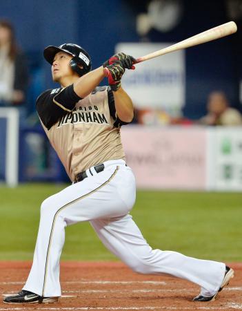 　５回日本ハム２死、中田が左越えに満塁本塁打を放つ＝京セラドーム