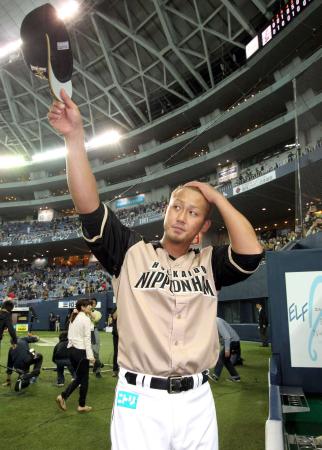 　ヒーローインタビューを終え、ファンの声援に応える中田（撮影・山口登）