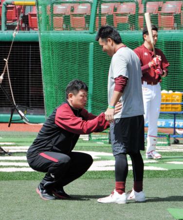 　伊志嶺の腹回りを確認する大久保監督