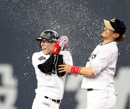 　９回、サヨナラ打を放ち、坂口（右）から水をかけられ祝福される駿太