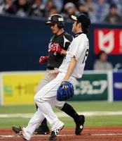 　９回、暴投で三走・ロッテ・荻野に勝ち越しの生還を許すオリックス・佐藤達