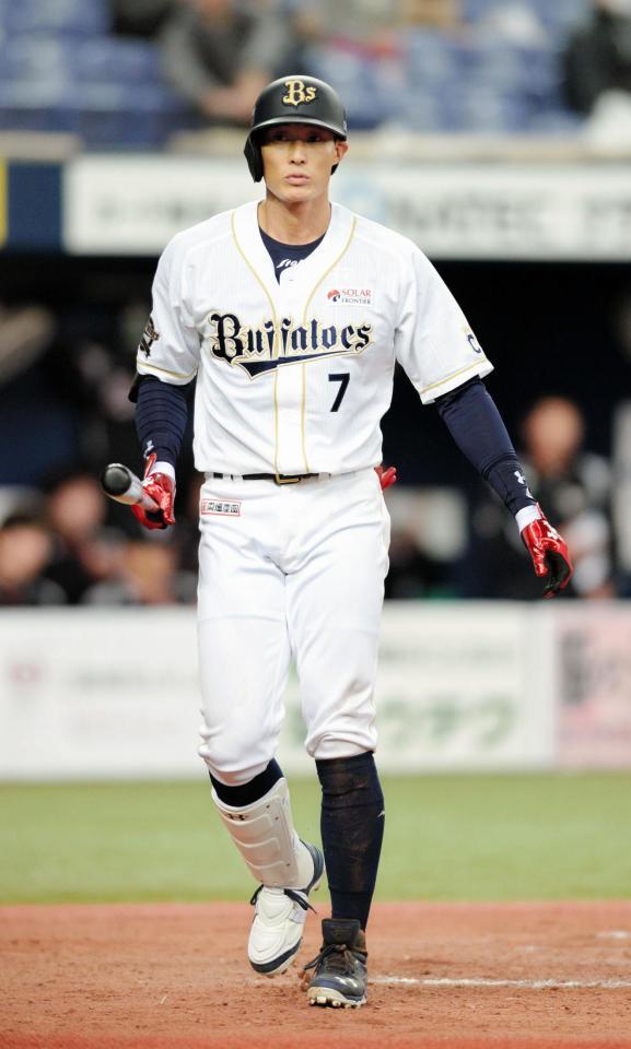 ９回、好機に糸井は見逃し三振に倒れる（撮影・佐藤厚）