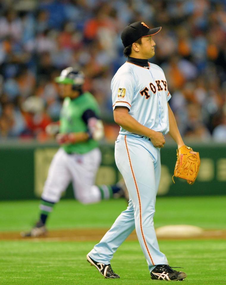 延長１１回、畠山（奥）に勝ち越しソロを浴びた沢村（撮影・堀内翔）