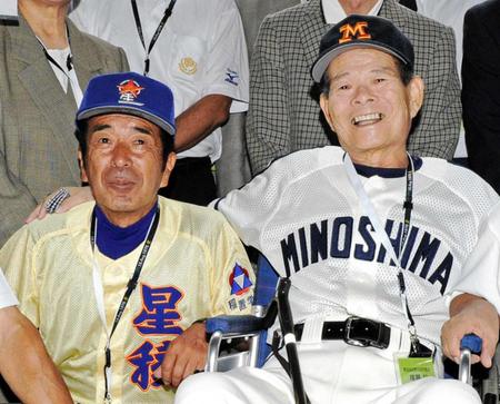 記念写真に納まる尾藤公さん（右）と山下氏＝２０１０年９月２３日