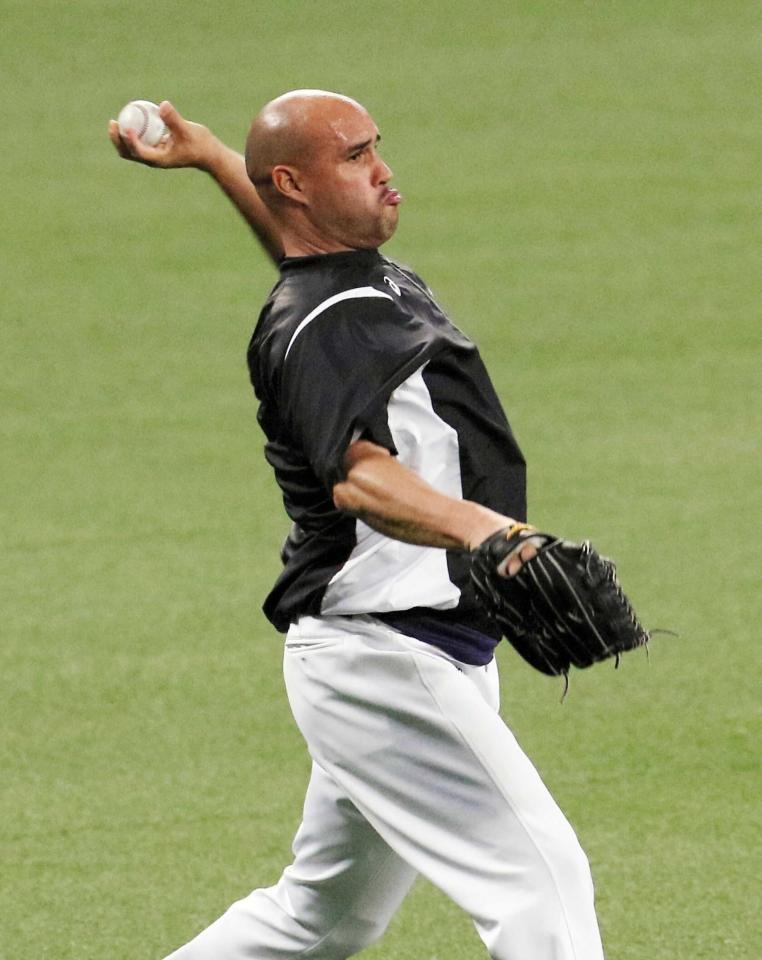 　阪神戦の登板に備え、キャッチボールで調整するバルデス
