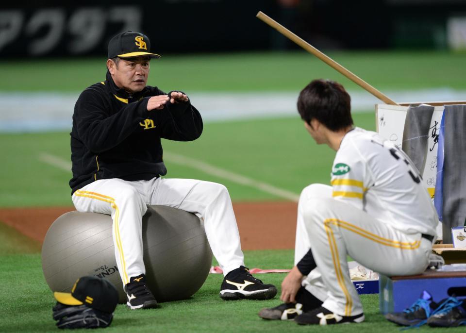 武田（右）と話す工藤監督＝ヤフオクドーム