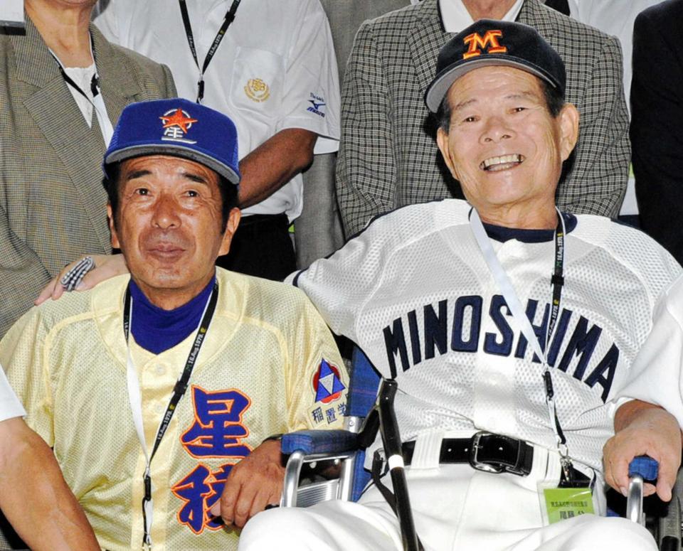 記念写真に納まる尾藤公さん（右）と山下氏＝２０１０年９月２３日