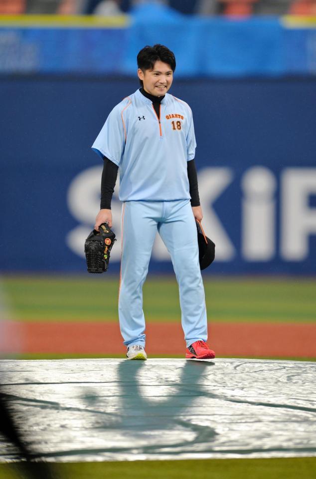 　シートをかぶせたマウンドに立つ杉内