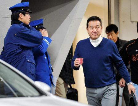 　練習を終えて引き揚げる原監督