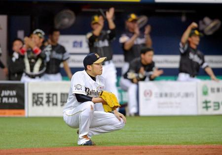 　８回、内川に逆転打を浴び、がっくりと崩れ落ちる西（撮影・佐藤厚）