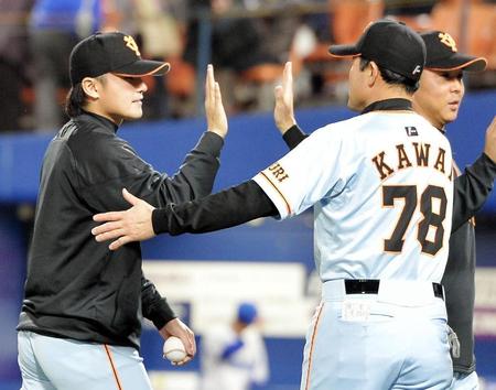 ウイニングボールを手にした杉内俊哉（左）とタッチを交わす巨人・川相昌弘ヘッドコーチ＝横浜スタジアム（撮影・吉澤敬太）