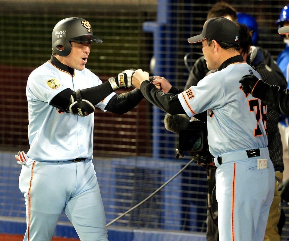 ７回、右越えに３ランを放った金城は、川相ヘッドコーチ（右）とグータッチ（撮影・吉澤敬太）