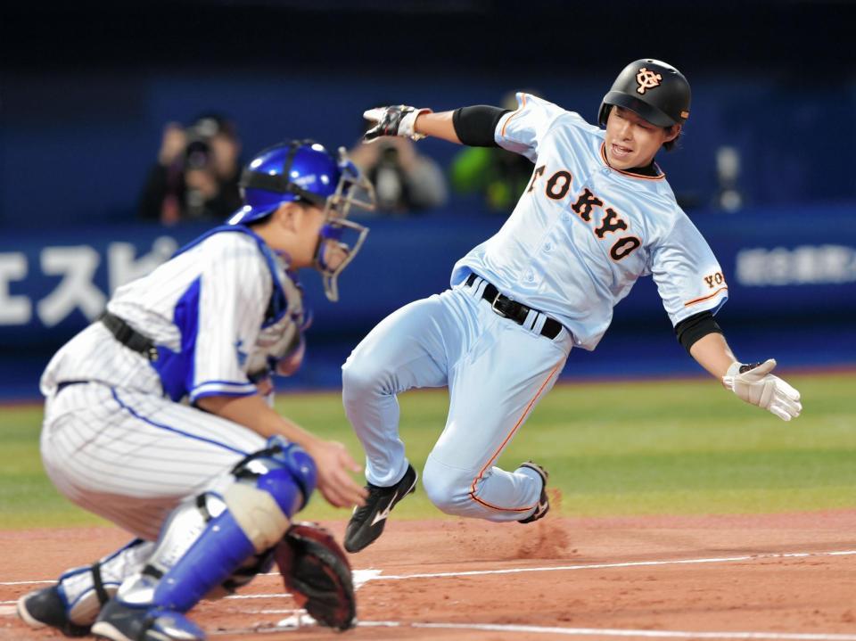 １回巨人１死二塁、坂本勇人の中前適時打で生還する二走・橋本到。捕手はＤｅＮＡ・黒羽根利規＝横浜スタジアム（撮影・吉澤敬太）