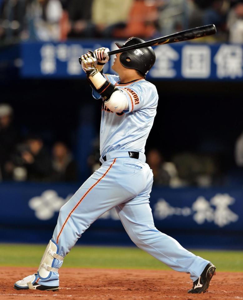 ４回、右越えにソロを放つ村田（撮影・吉澤敬太）