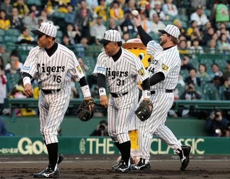 始球式で投球する（左から）岡田彰布氏、阪神・掛布雅之ＤＣ、バース氏＝甲子園（撮影・飯室逸平）