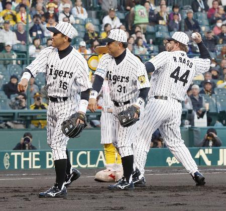 　「バックスクリーン３連発」から３０年となり、巨人戦の始球式に登場した（左から）岡田彰布さん、掛布雅之さん、ランディ・バースさん＝１７日、兵庫県西宮市の甲子園球場
