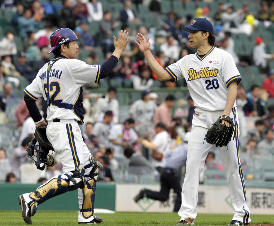 　９回から登板し西武打線の追撃をしのいだ馬原（右）は山崎勝と勝利のハイタッチ（撮影・山口　登）