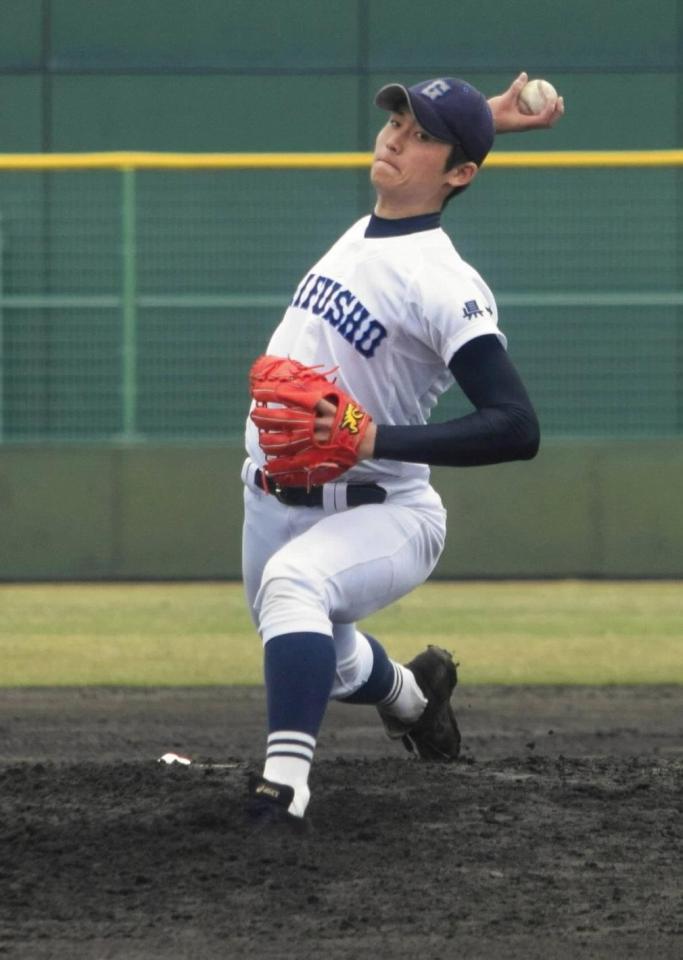 岐阜工戦で登板する県岐阜商の高橋純平