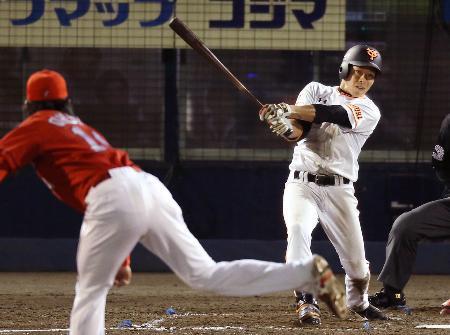 　５回巨人１死二塁、橋本が左中間に適時三塁打を放つ。投手大瀬良＝上毛敷島