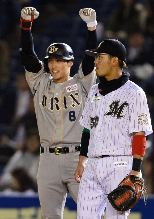 延長１２回オリックス２死満塁、左前に決勝タイムリーを放ちガッツポーズするオリックス・駿太。野手・大嶺翔太＝ＱＶＣマリン（撮影・村中拓久）