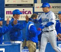 １回ＤｅＮＡ二死三塁、筒香嘉智は右越えに先制２ランを放ち、中畑清監督（左から２人目）に祝福される＝横浜スタジアム（撮影・西岡正）