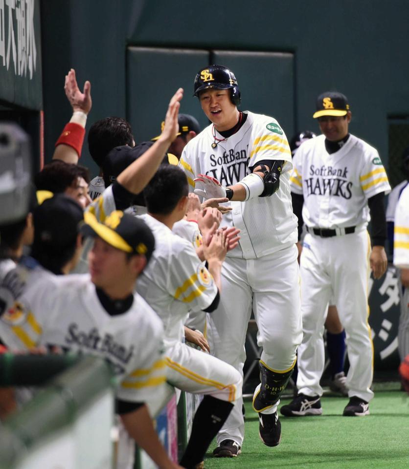 　３回、ソロを放ちナインに迎えられる李大浩（撮影・三笘真理子）