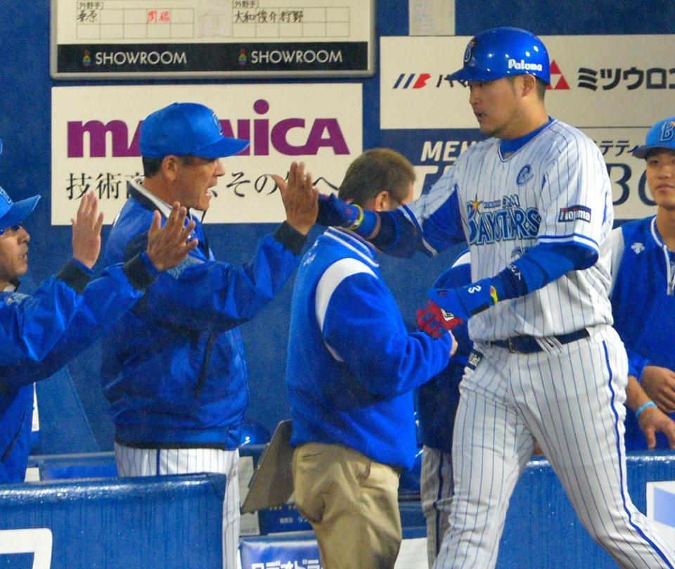 １回ＤｅＮＡ二死三塁、筒香嘉智は右越えに先制２ランを放ち、中畑清監督（左から２人目）に祝福される＝横浜スタジアム（撮影・西岡正）