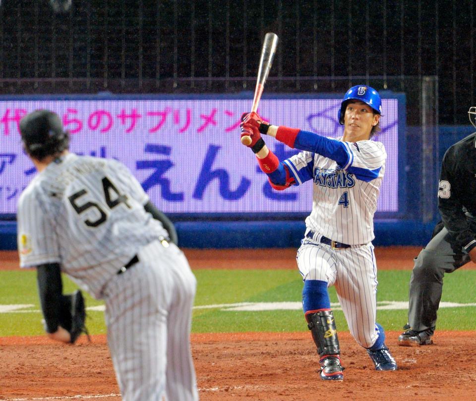 ６回、荒波は右越え３ランを放つ（撮影・西岡正）