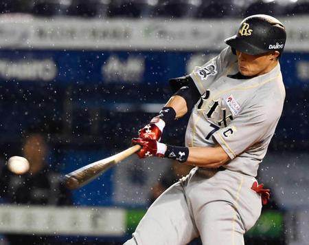 　３回、糸井が中前に勝ち越し打を放つ