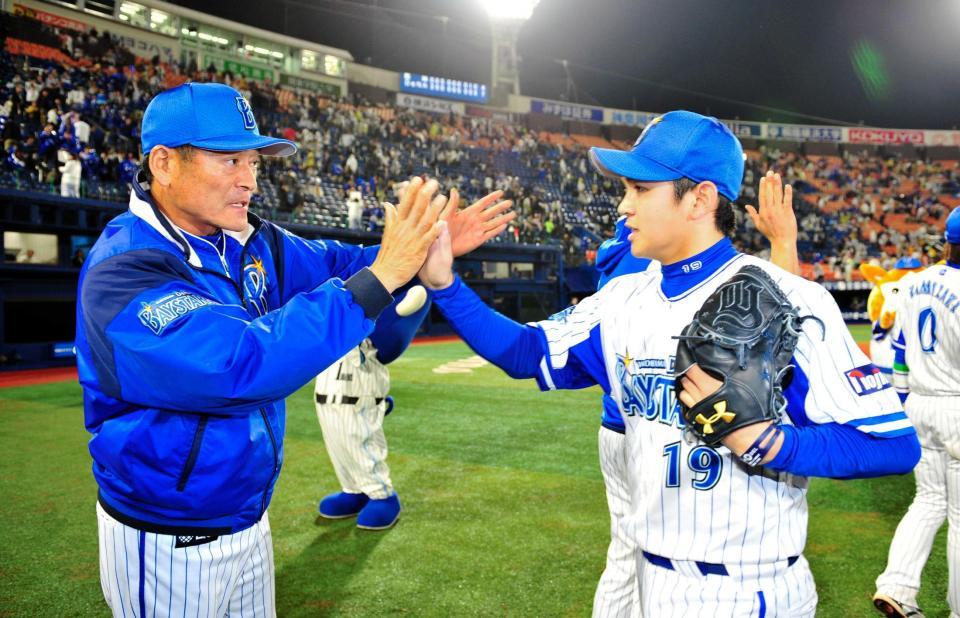 　最後を締めた山崎康（右）を迎える中畑監督（撮影・園田高夫）