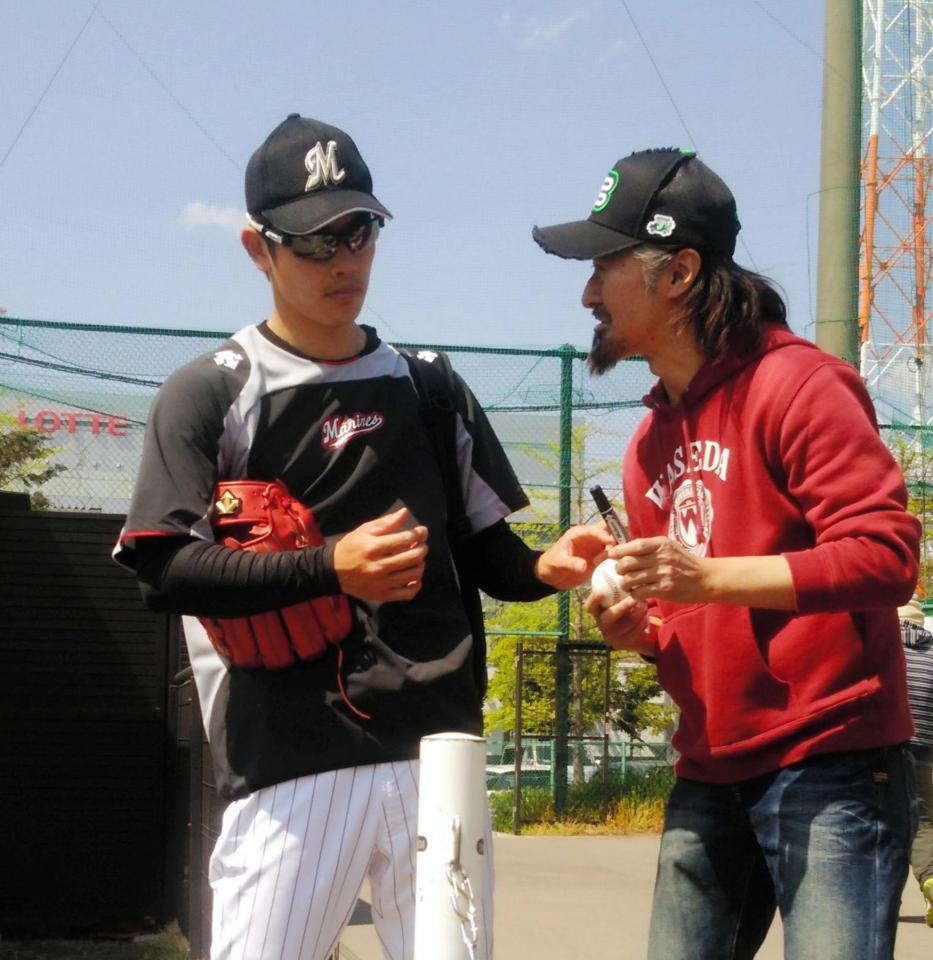 練習終了後、サインの要求に快く応じる田中（左）