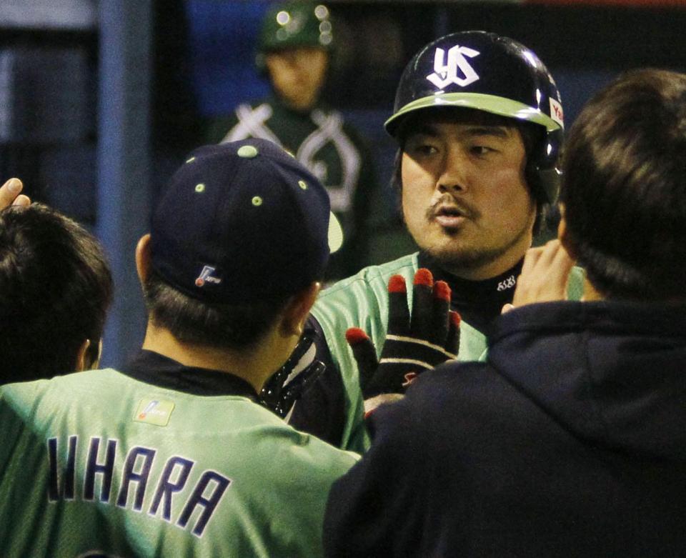 　７回、同点ソロを放ち、ナインに迎えられるヤクルト・畠山＝神宮