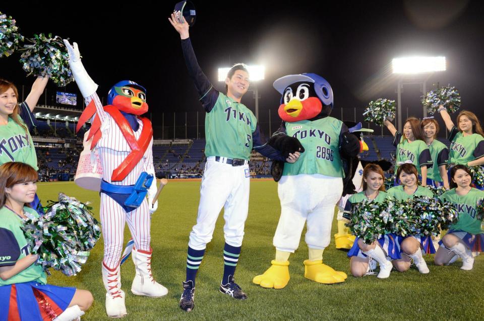 右翼スタンドのファンの祝福に応えるヤクルト・川端慎吾（中央）＝神宮球場（撮影・開出　牧）