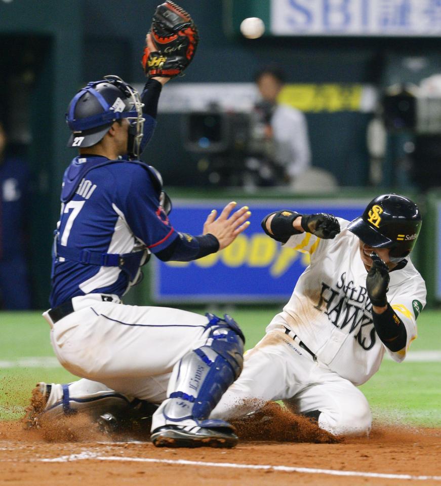 　12回ソフトバンク無死満塁、高谷の左飛で代走の三走川島が本塁を突くが、捕手炭谷に阻まれる＝ヤフオクドーム