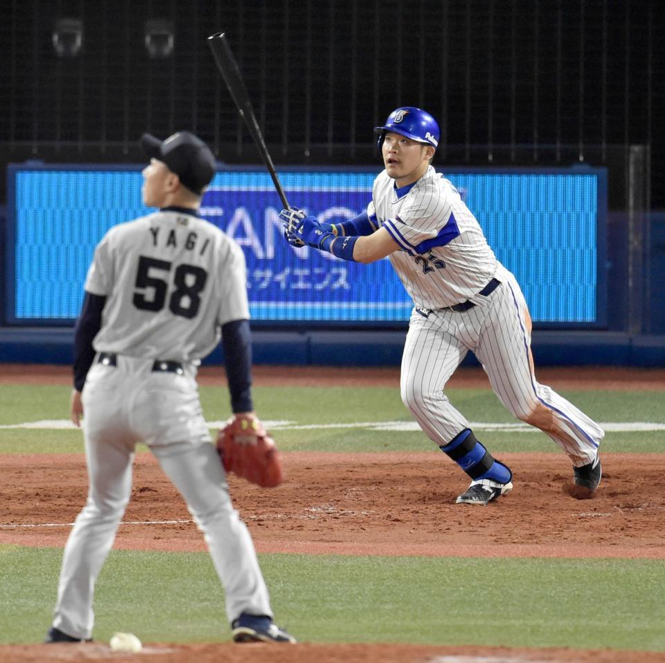 　３回、右越えに満塁本塁打を放つ筒香