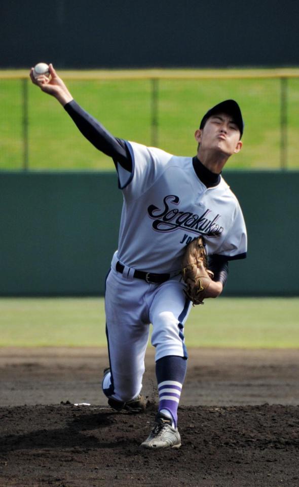 桐光学園戦で力投する横浜創学館・望月