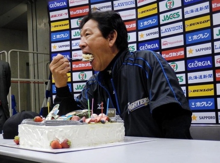 バースデーケーキをおいしそうにほおばる日本ハム・栗山監督