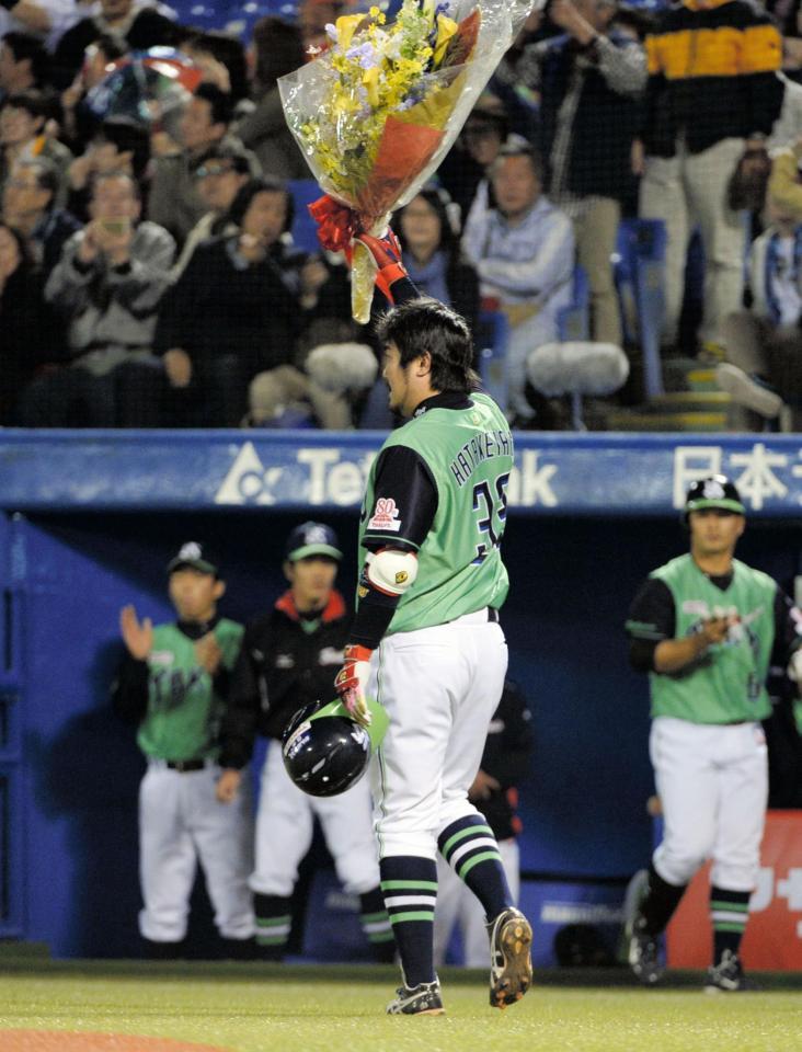 ５回、プロ通算１００号となる本塁打を放ち、右翼スタンドの祝福に応える畠山（撮影・開出　牧）