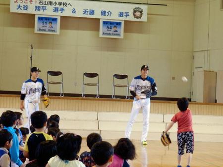 子どもたちとキャッチボールをする日本ハム・大谷（右）と近藤