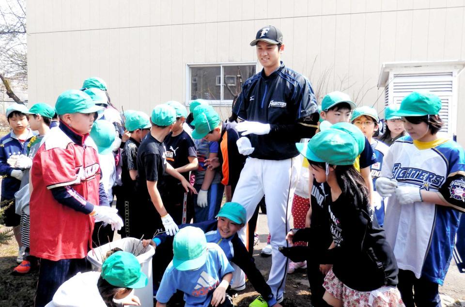 　札幌市内の小学校を訪問し清掃活動を行った大谷