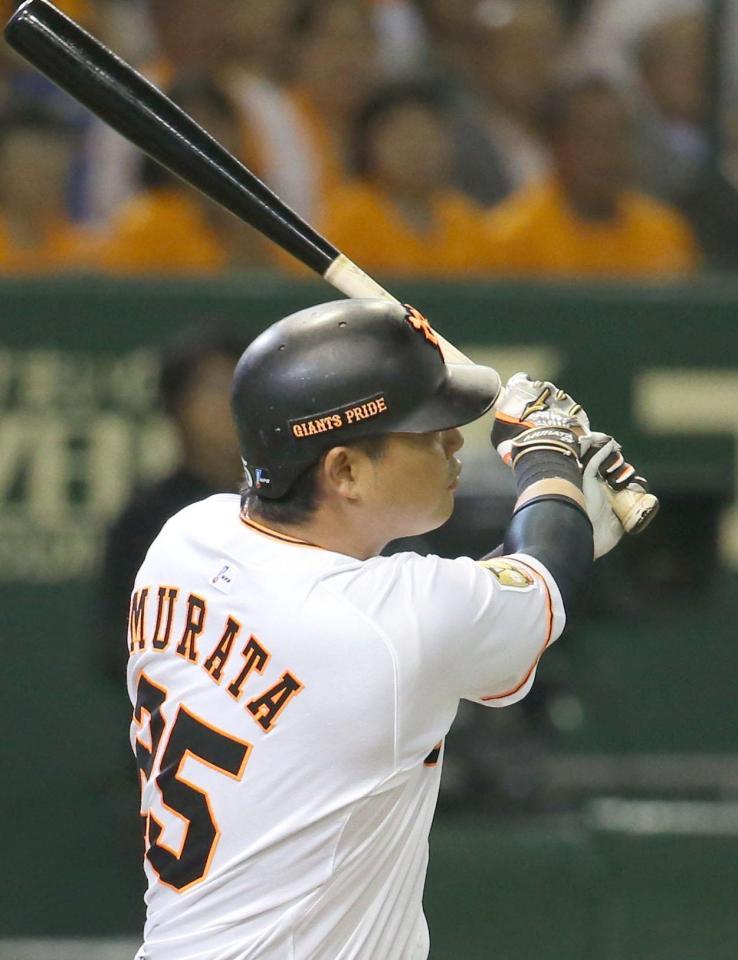 　４回巨人無死、村田が左越えに本塁打を放つ＝東京ドーム