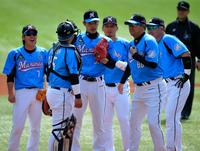 １回西武無死一、二塁のピンチで田中英祐（中）の元へ集まるロッテナイン＝ＱＶＣマリンフィールド（撮影・西岡正）