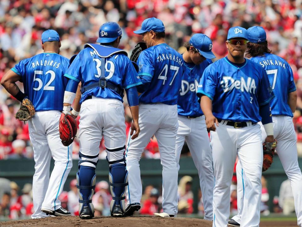 １回、いきなりピンチを招き、ナインに激励されるＤｅＮＡ・高橋尚成（中央）＝マツダスタジアム（撮影・出月俊成）