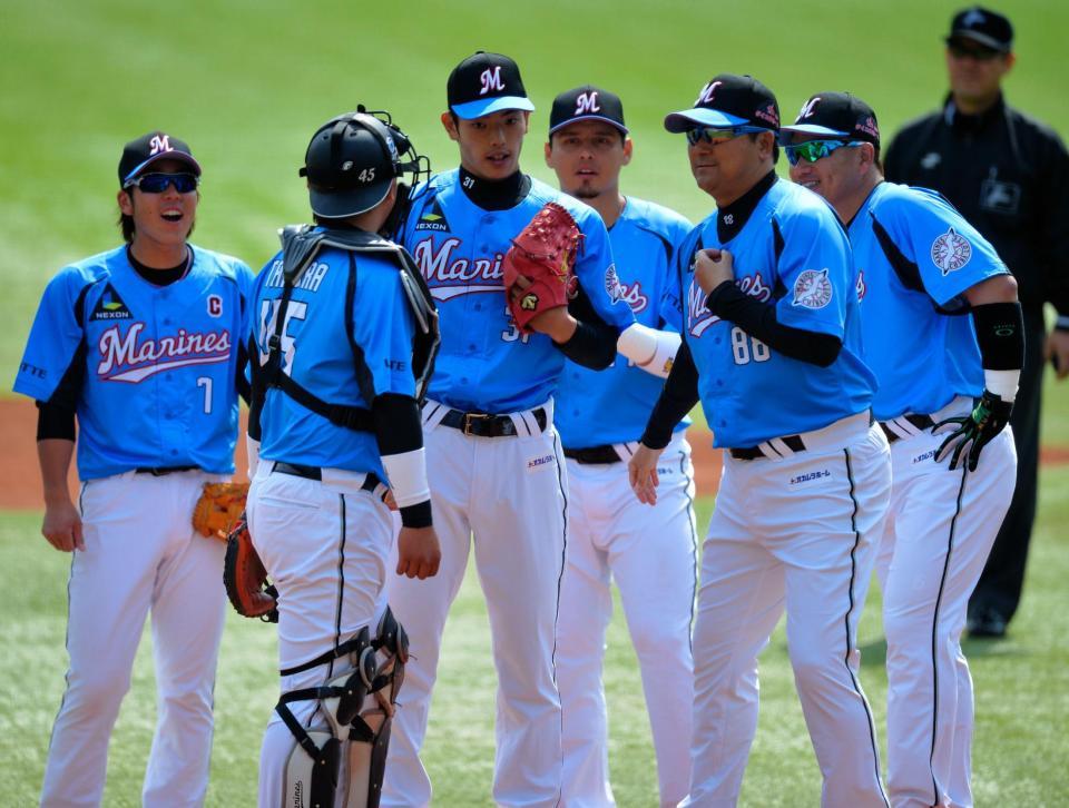 １回西武無死一、二塁のピンチで田中英祐（中）の元へ集まるロッテナイン＝ＱＶＣマリンフィールド（撮影・西岡正）