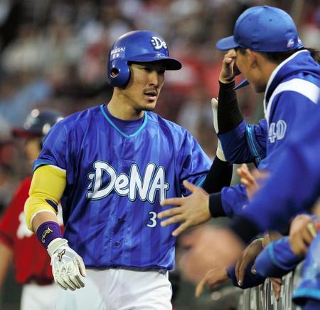 ４回、先制弾を放ったＤｅＮＡ・梶谷隆幸はナインとタッチを交わす＝マツダスタジアム（撮影・北村雅宏）