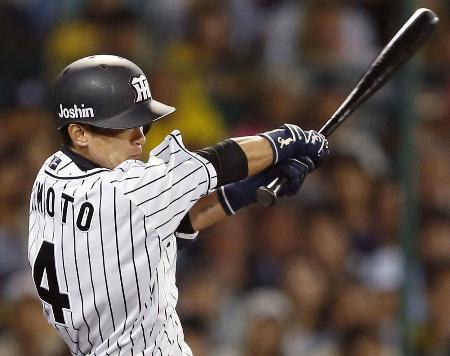 　７回阪神２死満塁、上本が左翼線に走者一掃の二塁打を放つ＝甲子園