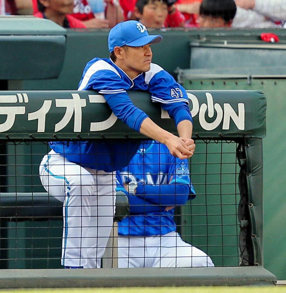 　降板後、厳しい表情でベンチからグラウンドを見つめる高橋