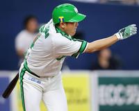 　10回ソフトバンク２死満塁、内川が中前に２点打を放つ＝京セラドーム