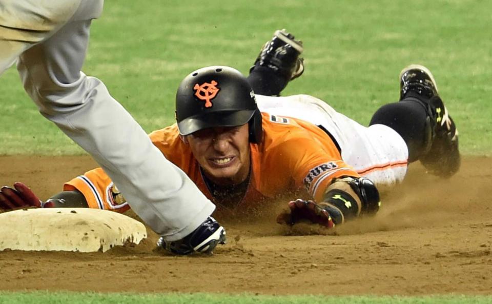 　８回、二塁打を放ち、ヘッドスライディングする大田（撮影・北田美和子）